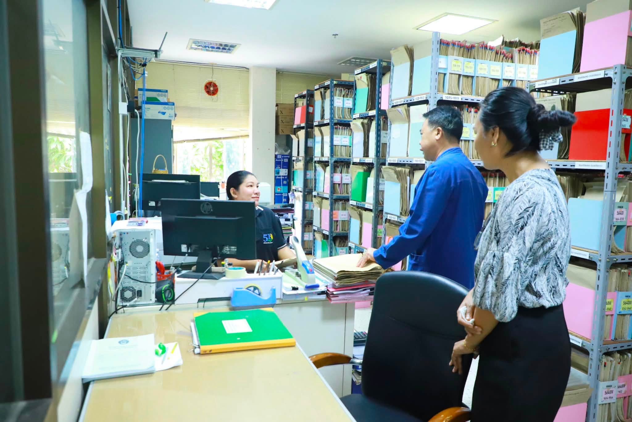 title - รองเลขาธิการ ส.ป.ก. ลงพื้นที่ตรวจเยี่ยม ส.ป.ก.มหาสารคาม พร้อมมอบโฉนดเพื่อการเกษตรให้แก่เกษตรกร